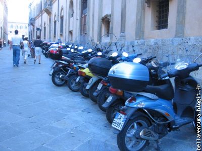 Les maudites mobilettes... sont fous ces italiens!