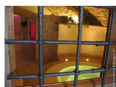 SPA  caché au détour d'un tunnel.....très concept !!